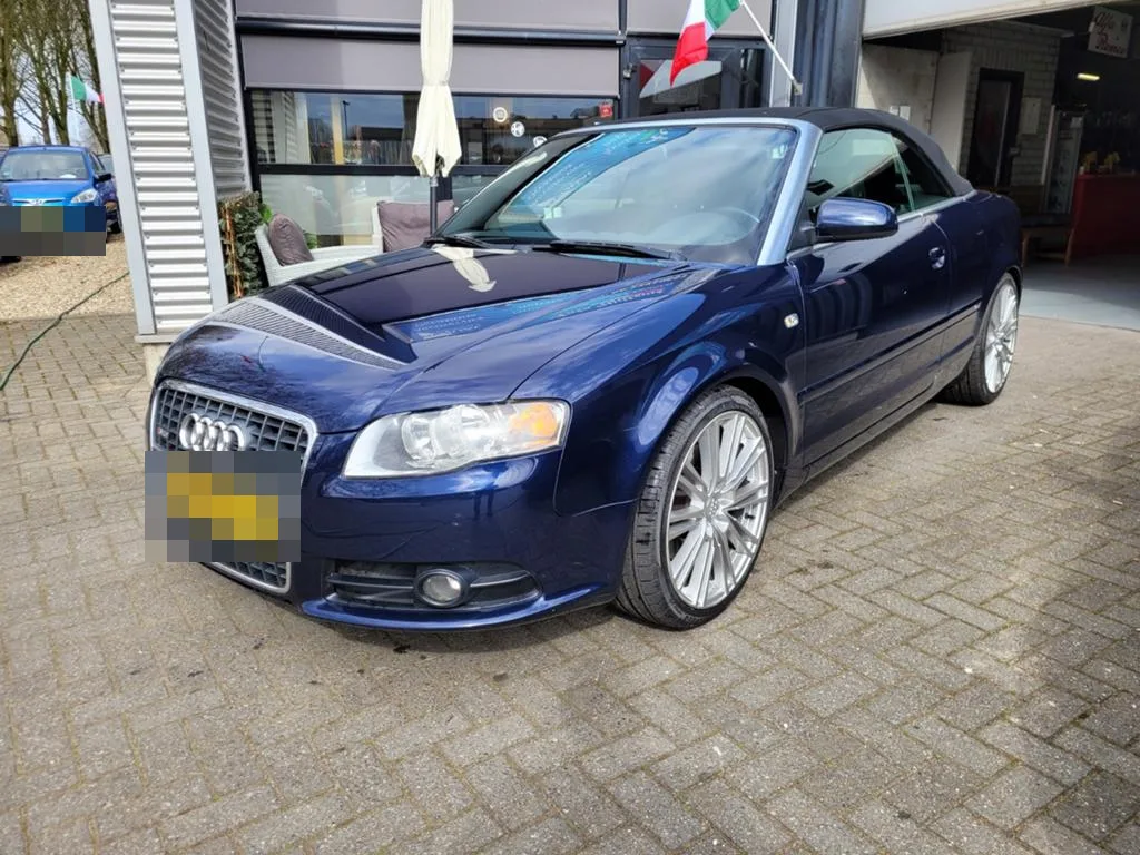 Blauwe Audi A4 Cabriolet bij Auto Willems Geleen