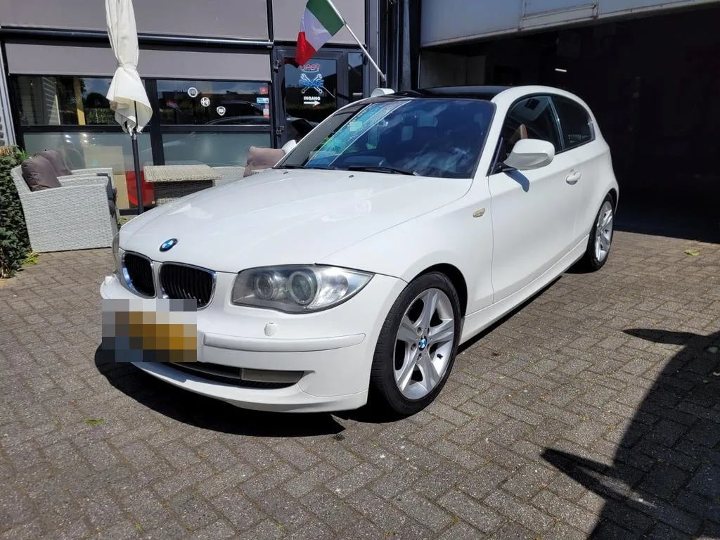 Witte BMW 1-serie voor de showroom van Auto Willems