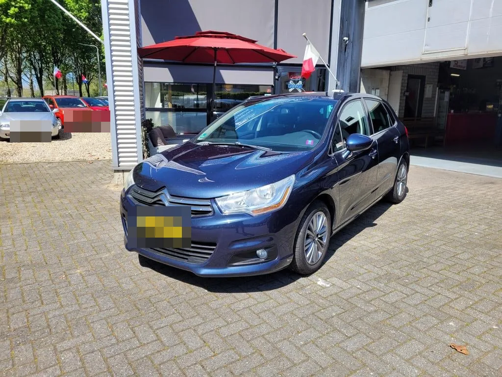 Donkerblauwe Citroën C4 op het terrein van Auto Willems