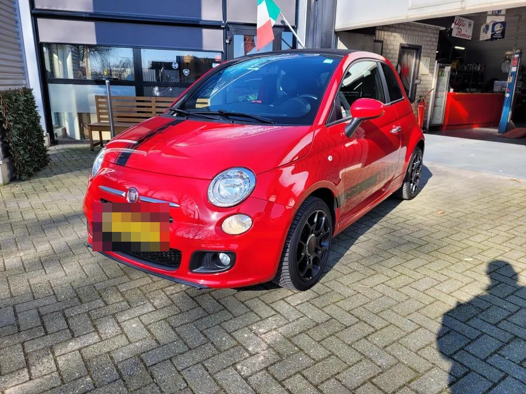 Rode Fiat 500C voor de showroom van Auto Willems in Geleen