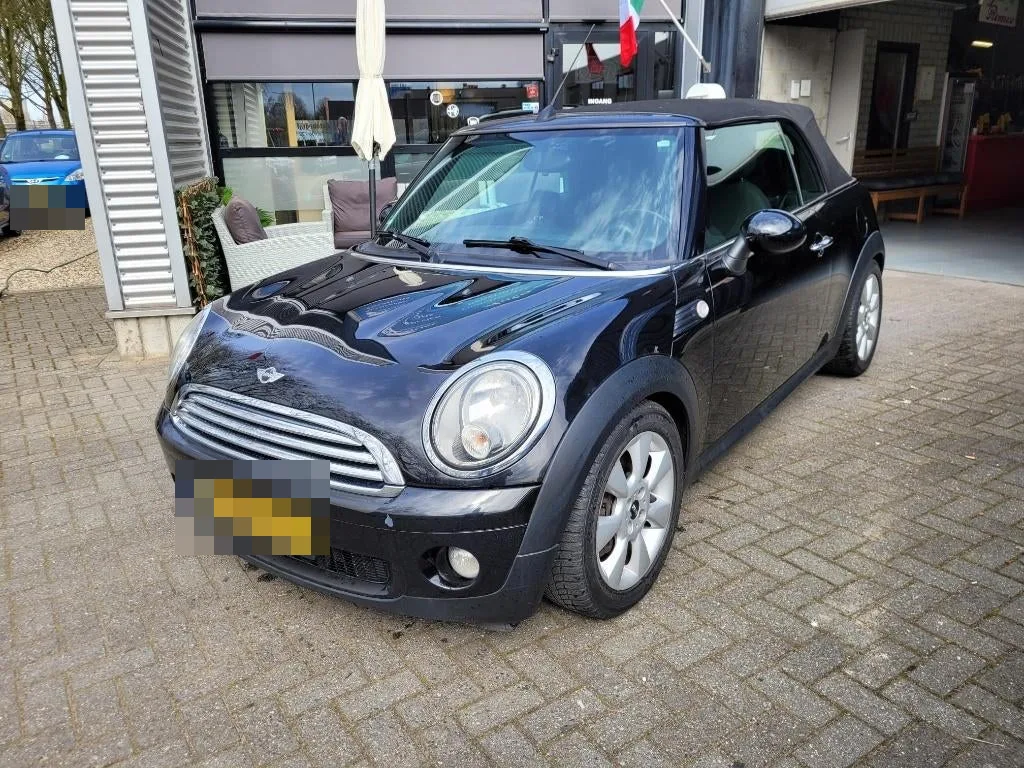 Zwarte Mini Cabrio voor het pand van Auto Willems