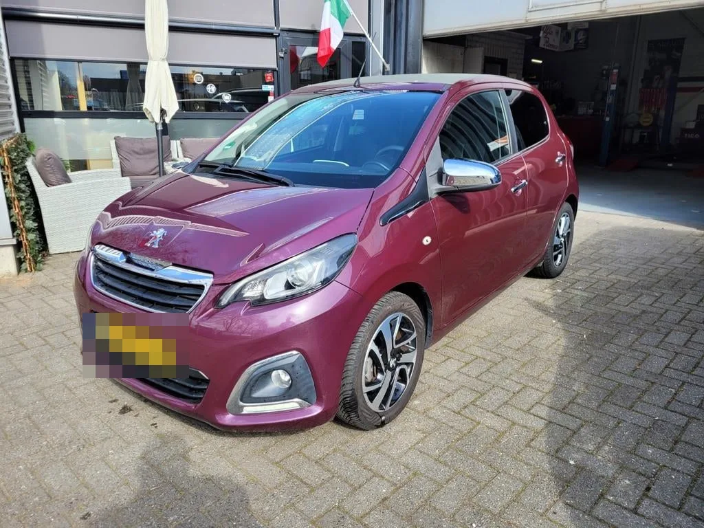 Paarse Peugeot 108 cabrio bij Auto Willems Geleen